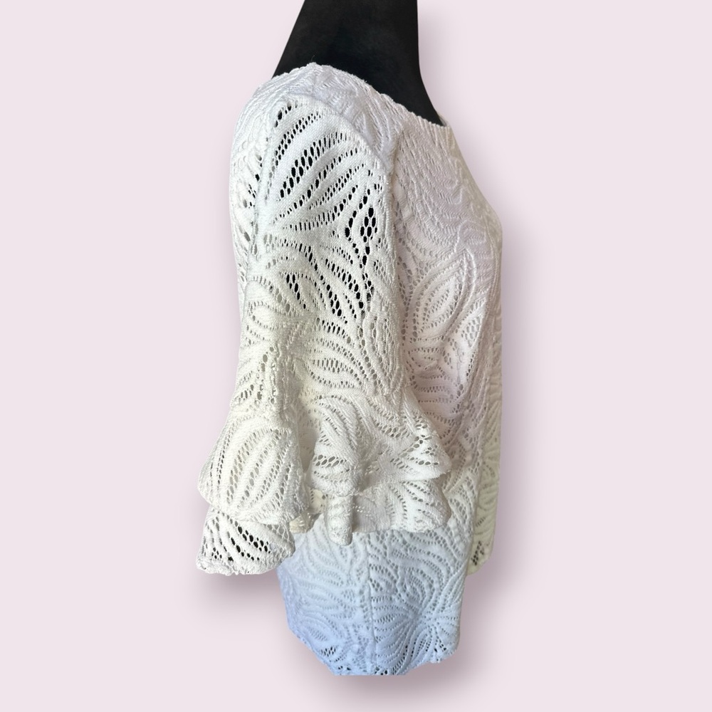 Lilly Pulitzer Lula Top – Size M
Style: Sea Swirling Lace in Resort White - Picture 4 of 11